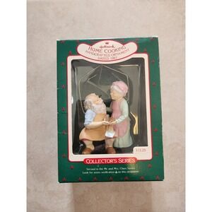 1987 Hallmark Keepsake Ornament Home Cooking Mr and Mrs Claus Series 2 QX483-7